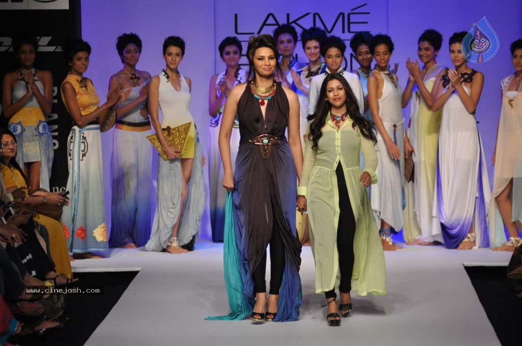 LFW 2013 Day 3 All Shows - 69 / 112 photos