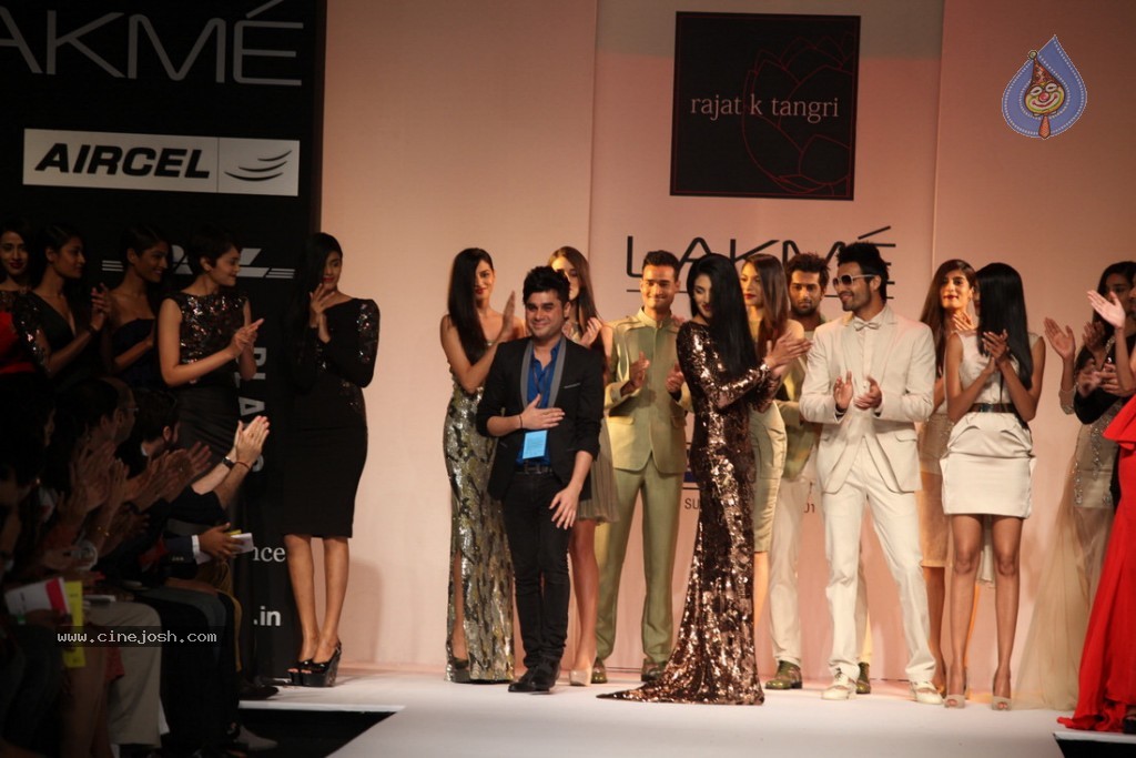 LFW 2013 Day 3 All Shows - 71 / 112 photos