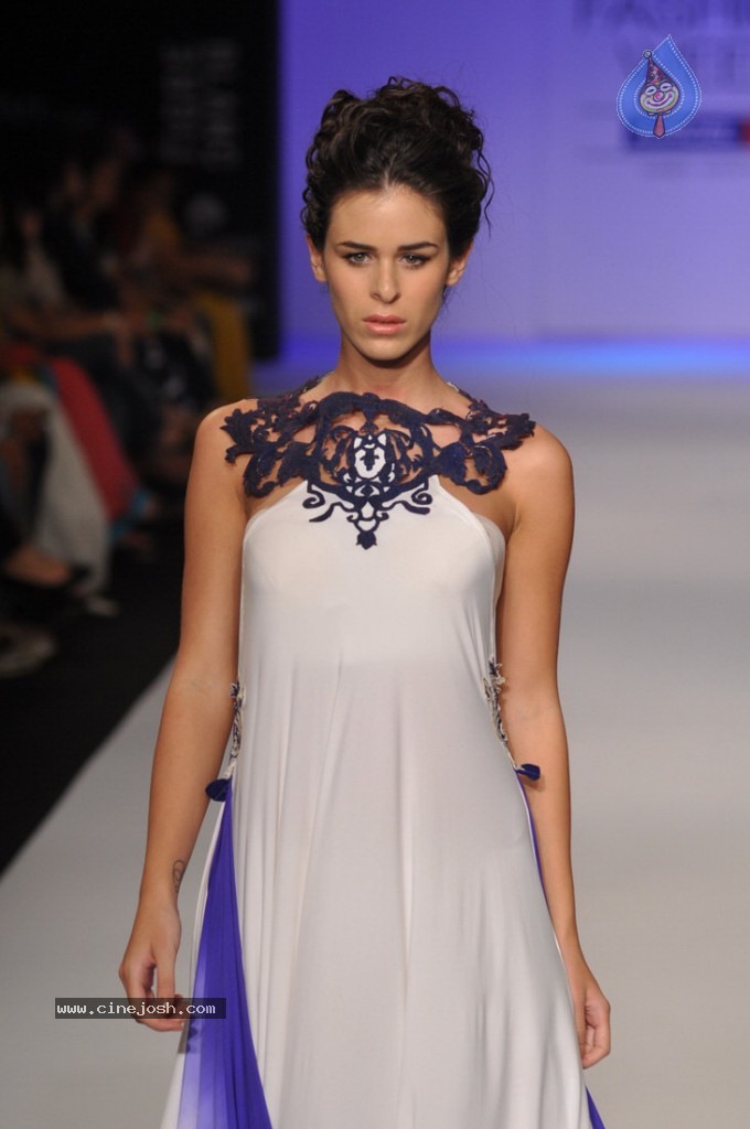 LFW 2013 Day 3 All Shows - 75 / 112 photos