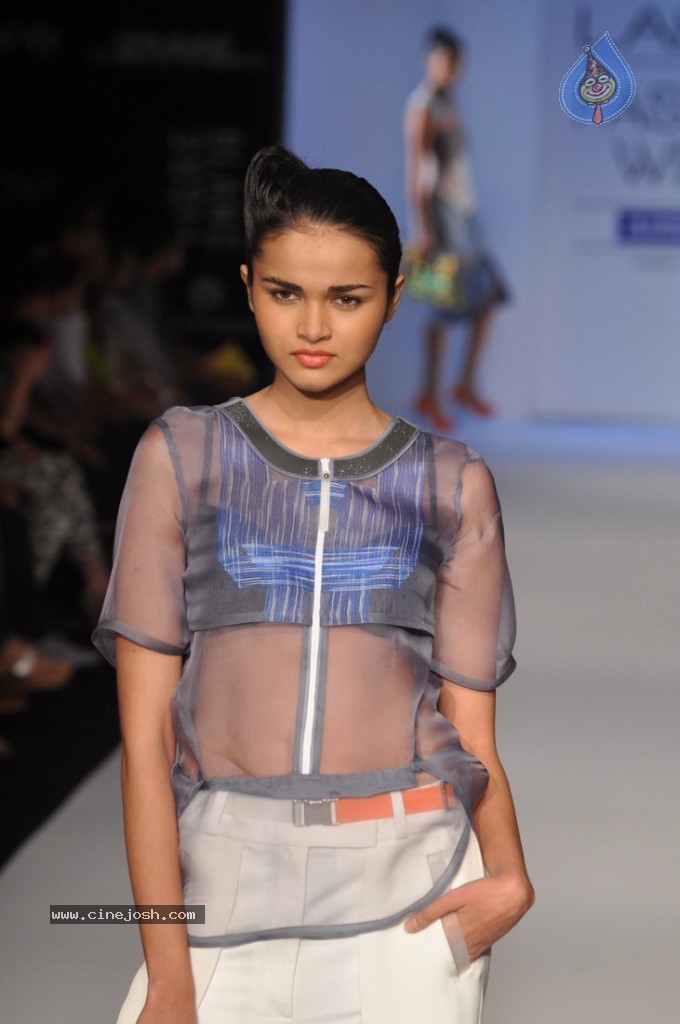 LFW 2013 Day 3 All Shows - 76 / 112 photos