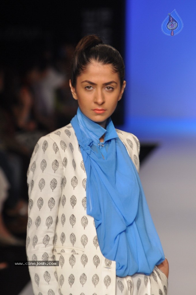 LFW 2013 Day 3 All Shows - 77 / 112 photos