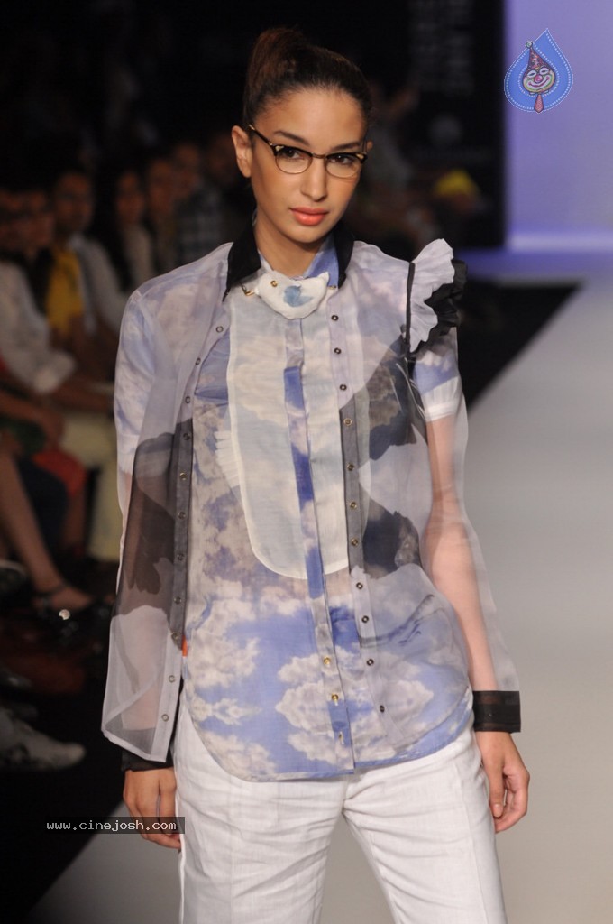 LFW 2013 Day 3 All Shows - 82 / 112 photos