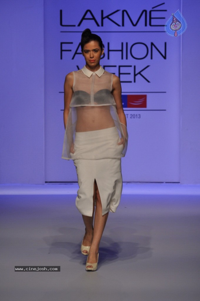 LFW 2013 Day 3 All Shows - 85 / 112 photos