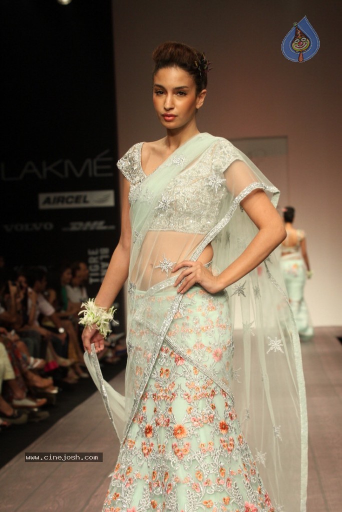 LFW 2013 Day 3 All Shows - 92 / 112 photos