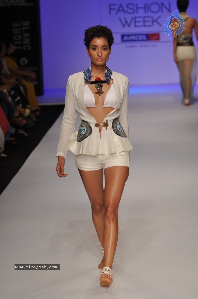 LFW 2013 Day 3 All Shows - 98 / 112 photos