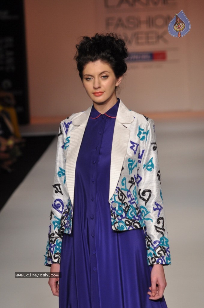 LFW 2013 Day 3 All Shows - 102 / 112 photos