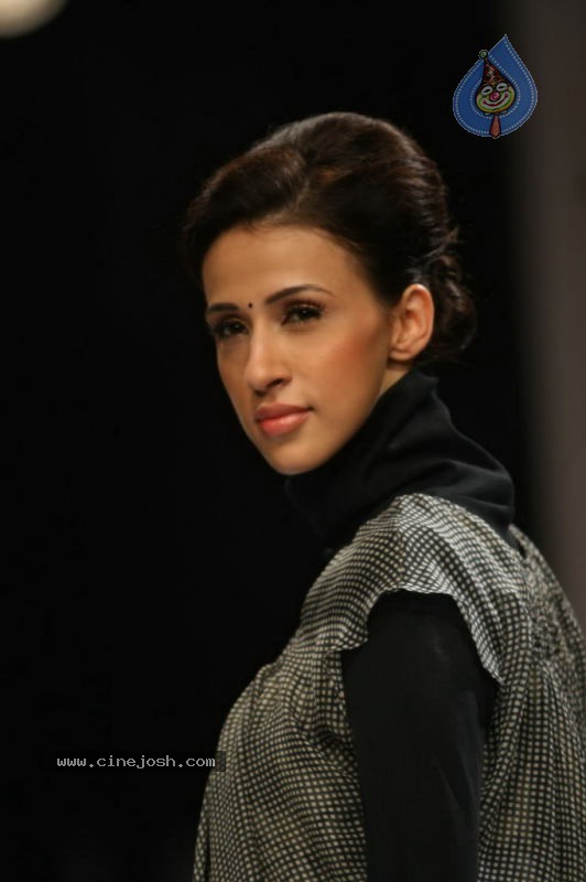 LFW Day 1 All Fashion Show Photos - 32 / 127 photos