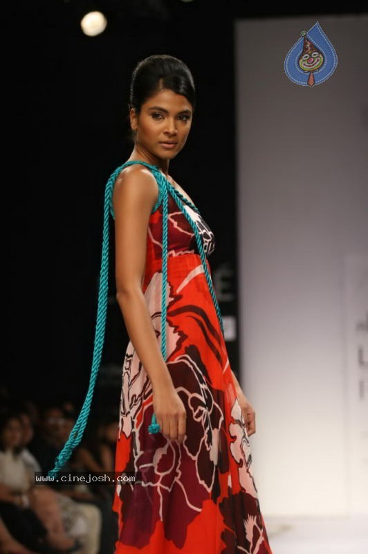 LFW Day 1 All Fashion Show Photos - 49 / 127 photos