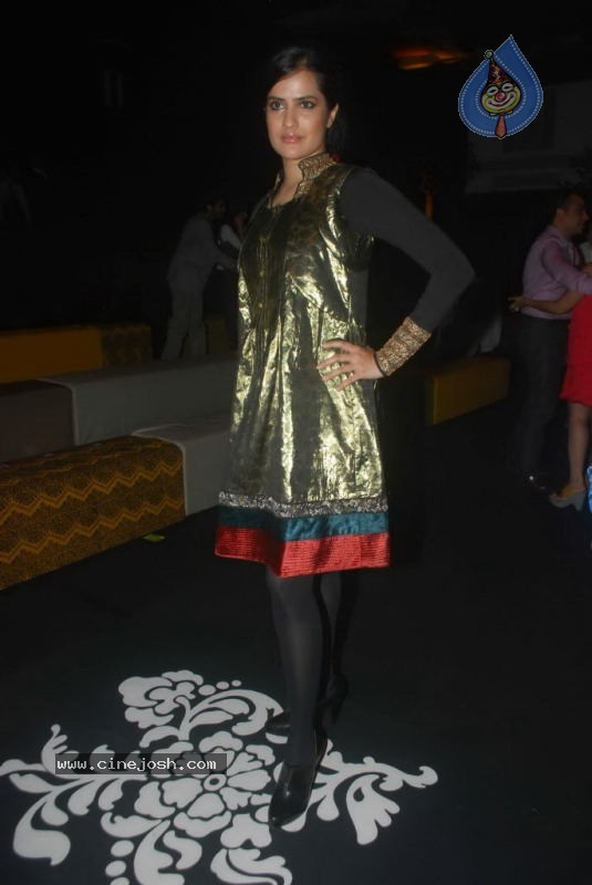 LFW Day 1 All Fashion Show Photos - 63 / 127 photos
