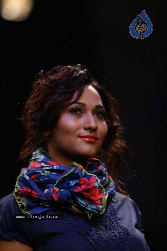 LFW Day 1 All Fashion Show Photos - 65 / 127 photos