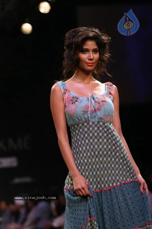 LFW Day 1 All Fashion Show Photos - 79 / 127 photos