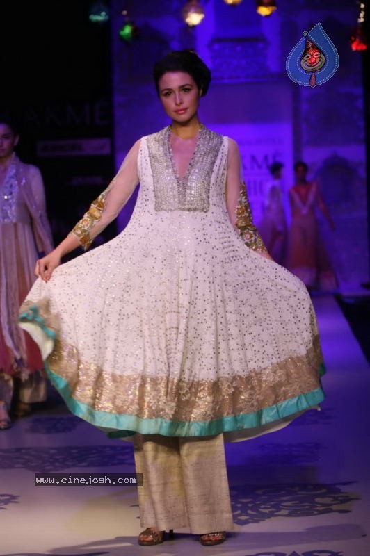 LFW Day 2 All Fashion Shows - 6 / 79 photos