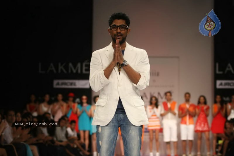 LFW Day 2 All Fashion Shows - 30 / 79 photos