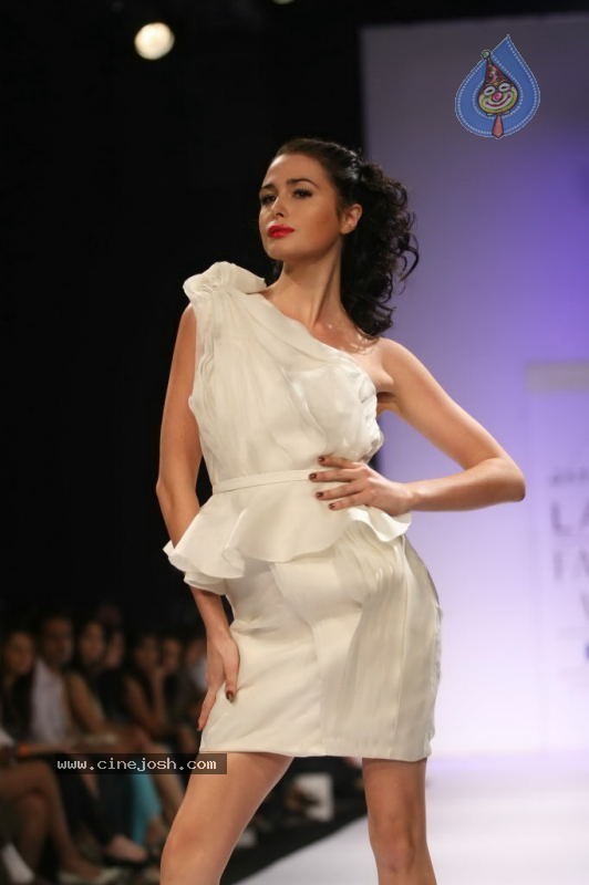 LFW Day 2 All Fashion Shows - 34 / 79 photos