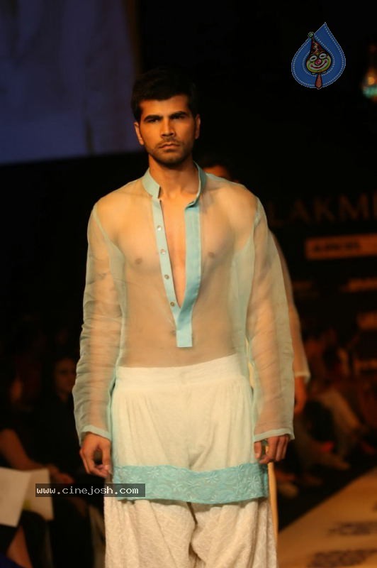 LFW Day 2 All Fashion Shows - 35 / 79 photos