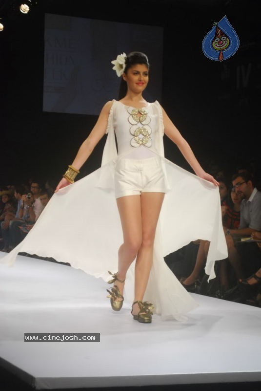 LFW Day 2 All Fashion Shows - 63 / 79 photos