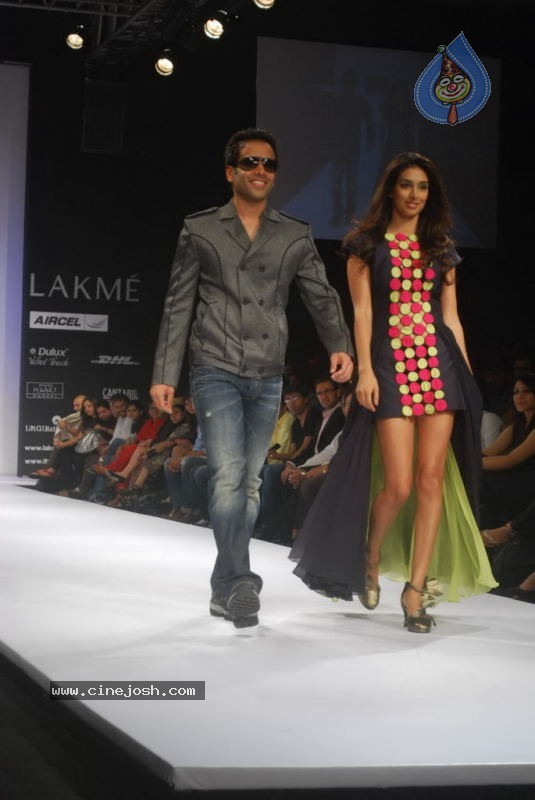 LFW Day 2 All Fashion Shows - 73 / 79 photos