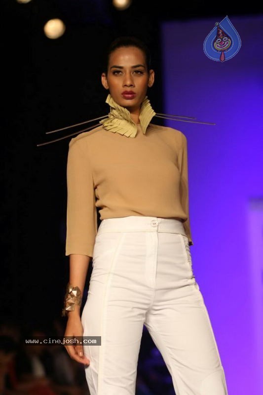 LFW Day 3 All Fashion Shows - 26 / 96 photos