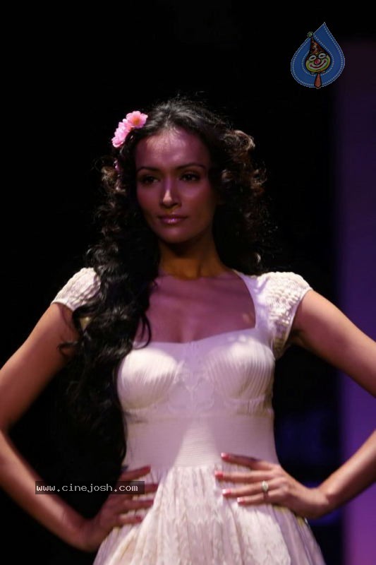 LFW Day 3 All Fashion Shows - 60 / 96 photos