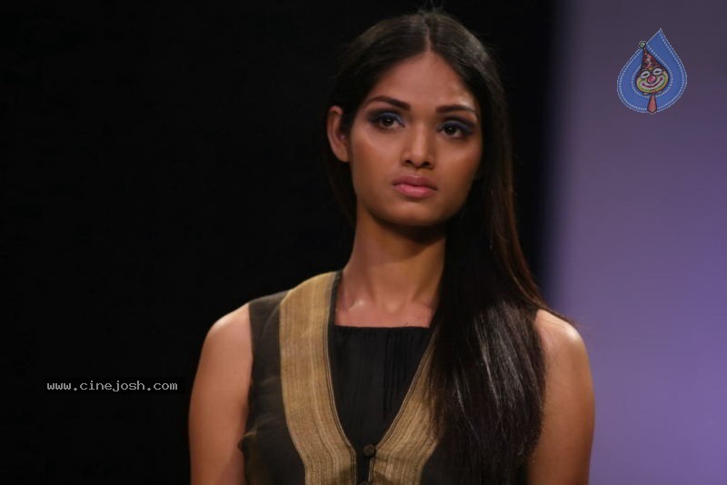 LFW Day 4 All Fashion Shows - 5 / 107 photos