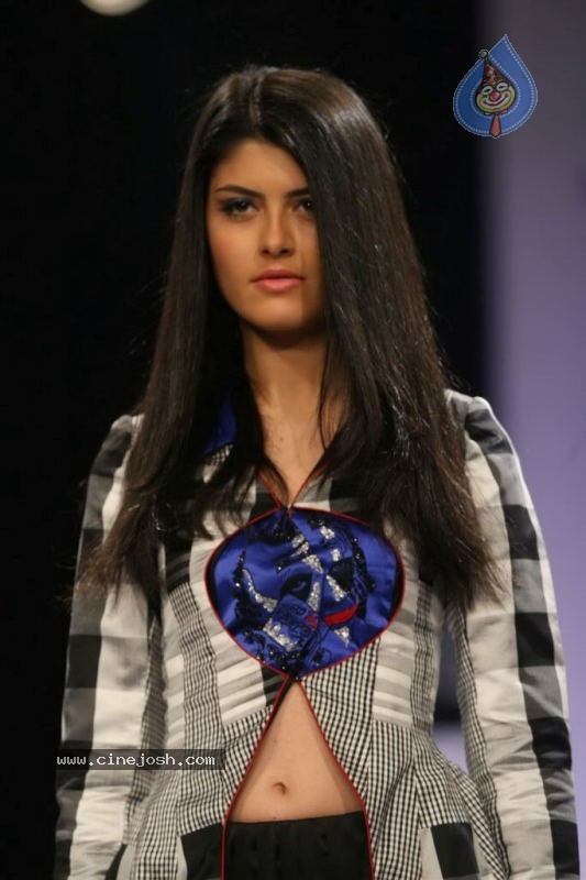 LFW Day 4 All Fashion Shows - 6 / 107 photos