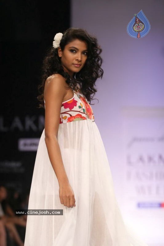 LFW Day 4 All Fashion Shows - 8 / 107 photos