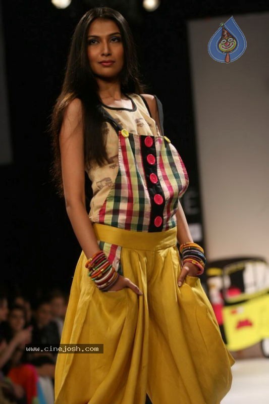 LFW Day 4 All Fashion Shows - 31 / 107 photos