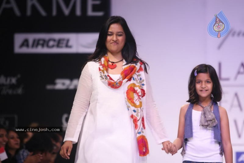 LFW Day 4 All Fashion Shows - 46 / 107 photos