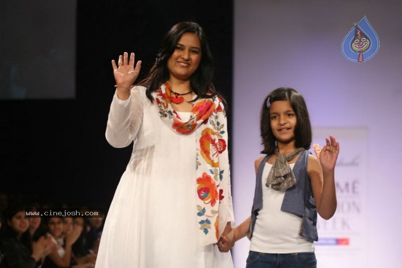 LFW Day 4 All Fashion Shows - 53 / 107 photos