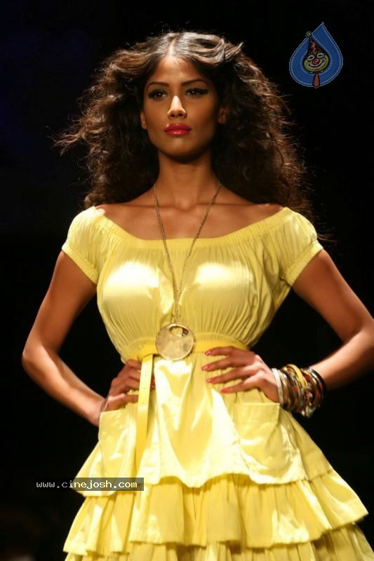 LFW Day 4 All Fashion Shows - 103 / 107 photos