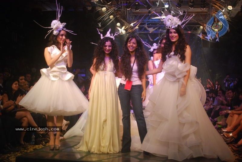 LFW Grand Finale Fashion Show - 15 / 117 photos