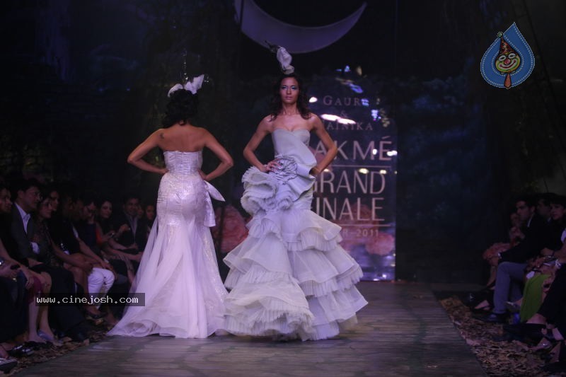LFW Grand Finale Fashion Show - 71 / 117 photos