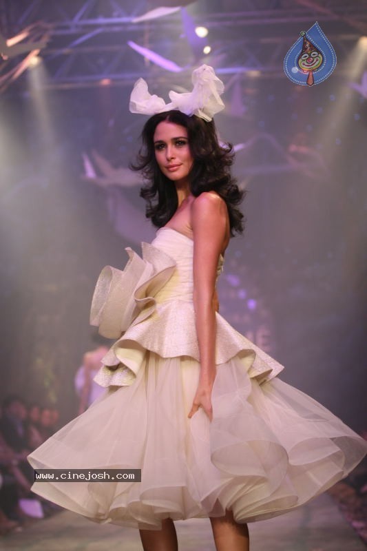 LFW Grand Finale Fashion Show - 89 / 117 photos