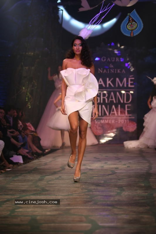 LFW Grand Finale Fashion Show - 101 / 117 photos