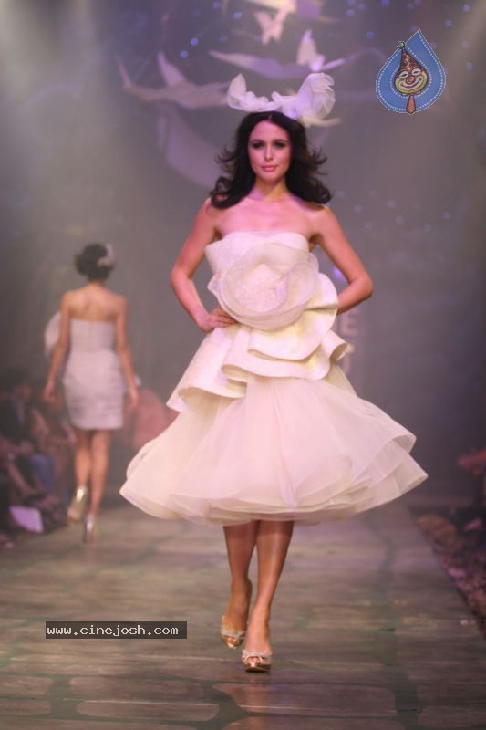 LFW Grand Finale Fashion Show - 102 / 117 photos