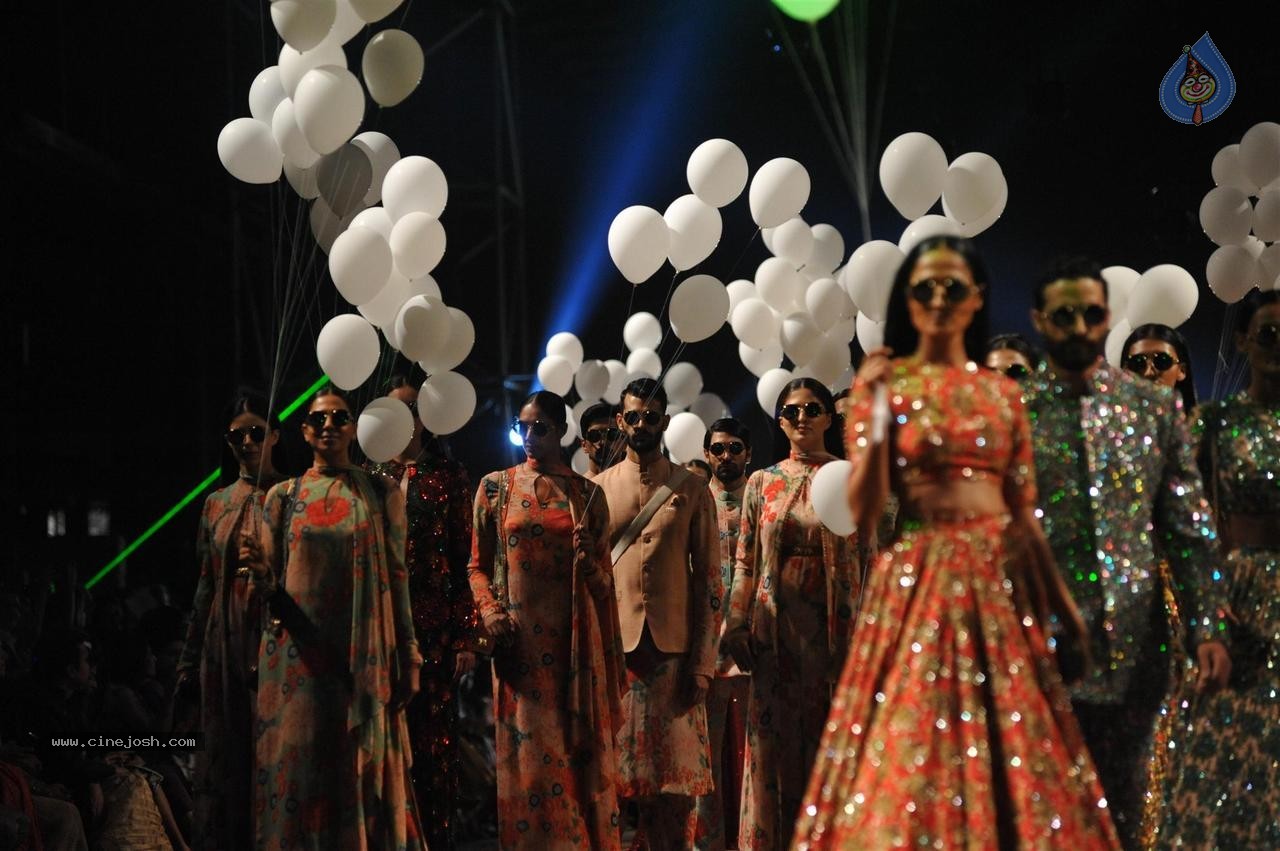 LFW Summer Resort 2015 Fashion Show - 17 / 93 photos