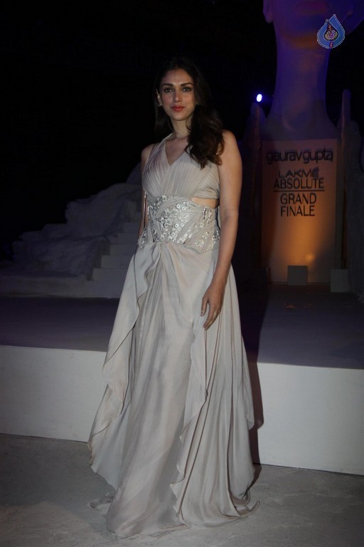 LFW Winter Festive 2015 Grand Finale Red Carpet - 1 / 30 photos