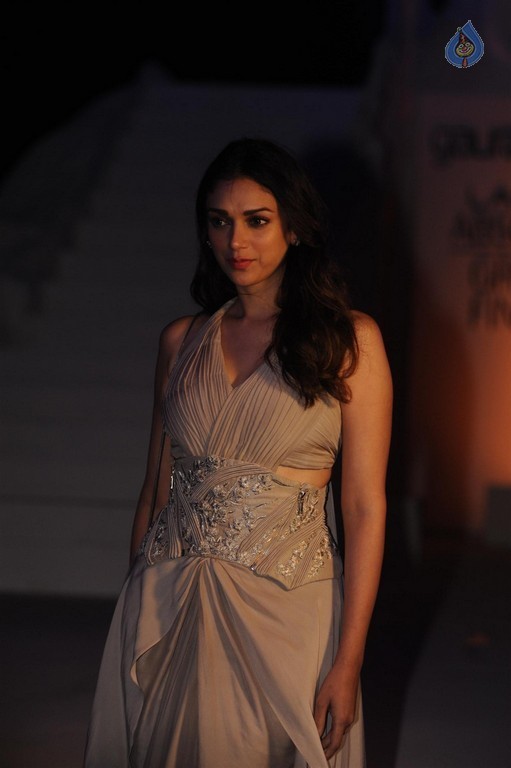 LFW Winter Festive 2015 Grand Finale Red Carpet - 2 / 30 photos