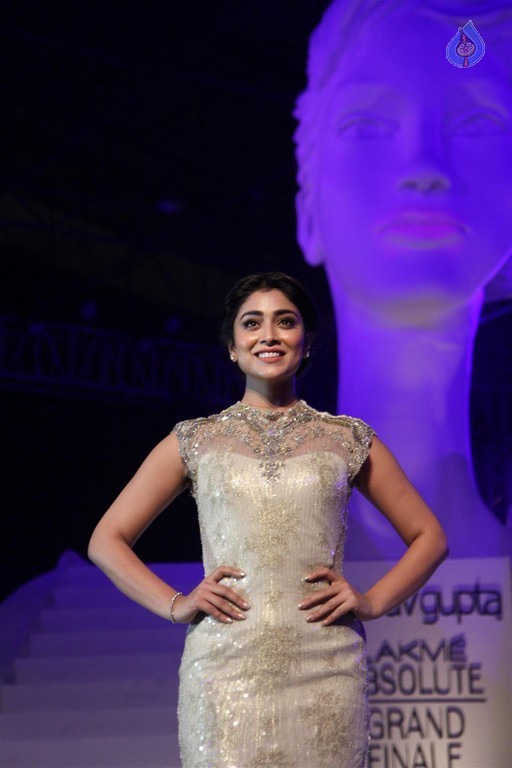 LFW Winter Festive 2015 Grand Finale Red Carpet - 15 / 30 photos