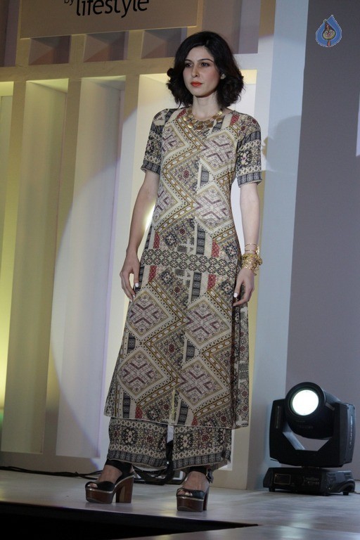 Lifestyle Discover Fashion Show - 3 / 20 photos
