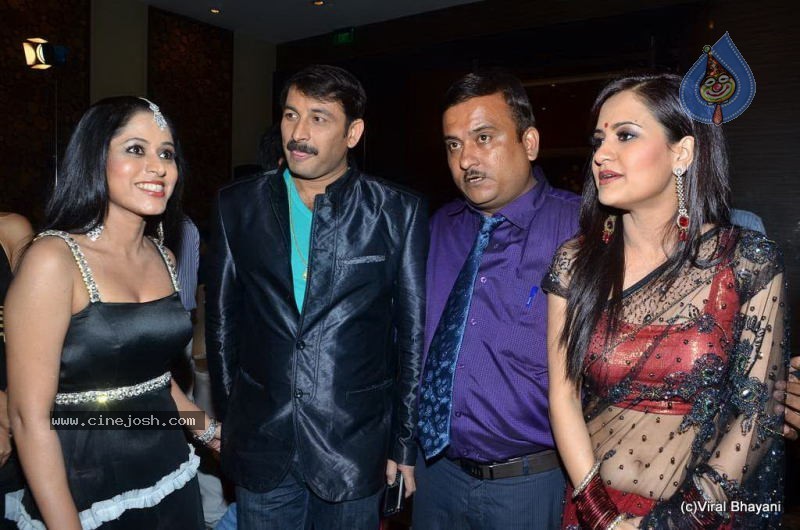 Liza Mallik Big Bhojpuri Debut with Manoj Tiwari - 39 / 88 photos