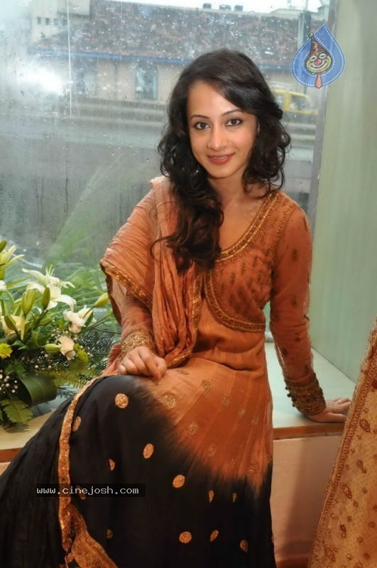 Love Breakups Zindagi Cast at Ritu Kumar Store - 14 / 26 photos