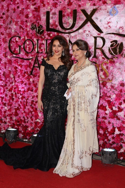 Lux Golden Awards Red Carpet 1 - 3 / 27 photos