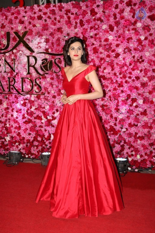Lux Golden Awards Red Carpet 2 - 28 / 28 photos