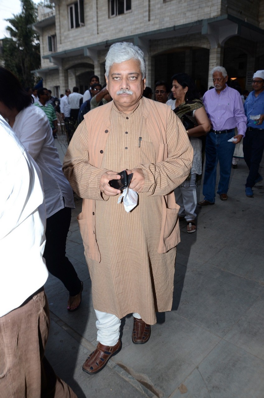 Madhur Bhandarkar Mother Condolence Meet - 11 / 85 photos