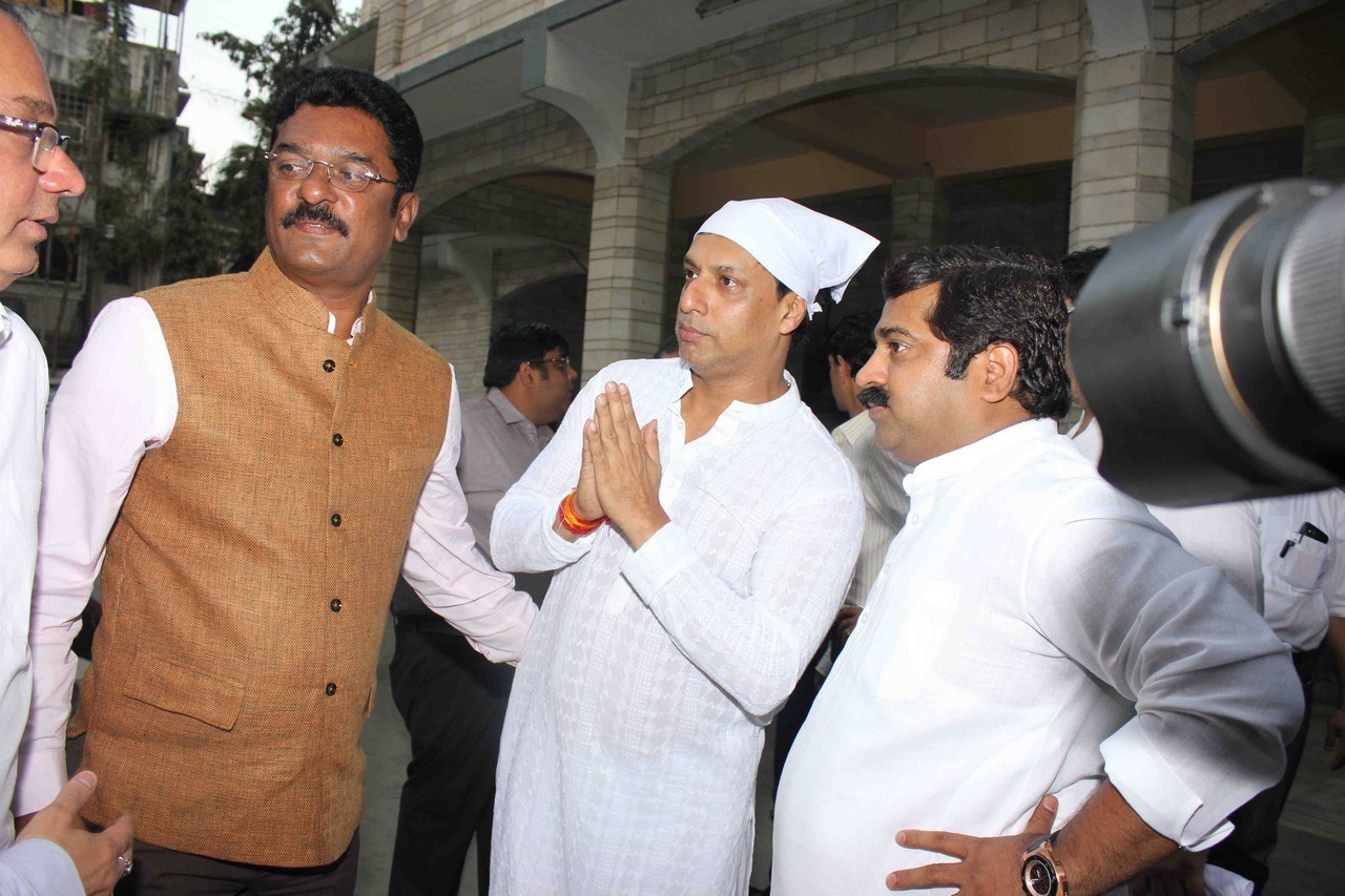 Madhur Bhandarkar Mother Condolence Meet - 30 / 85 photos