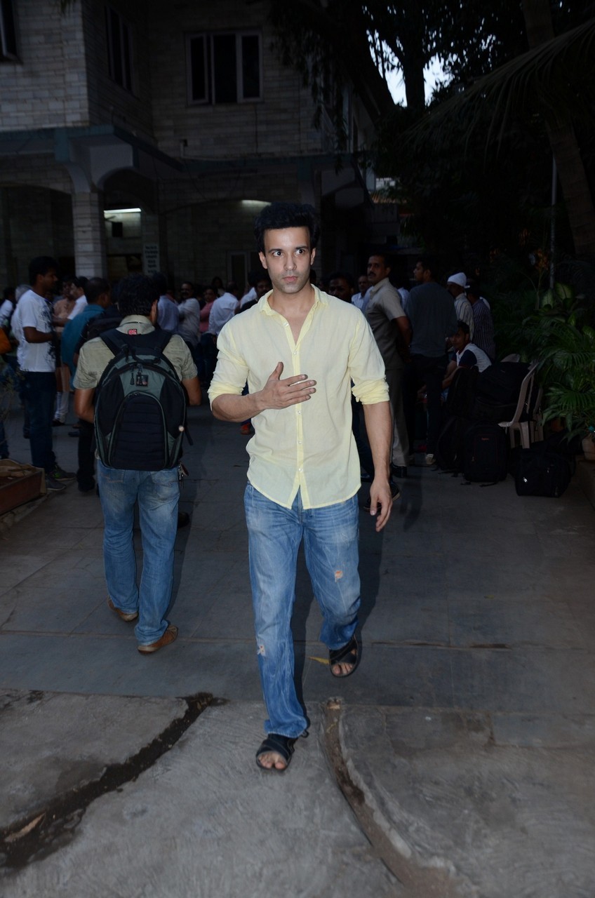Madhur Bhandarkar Mother Condolence Meet - 32 / 85 photos