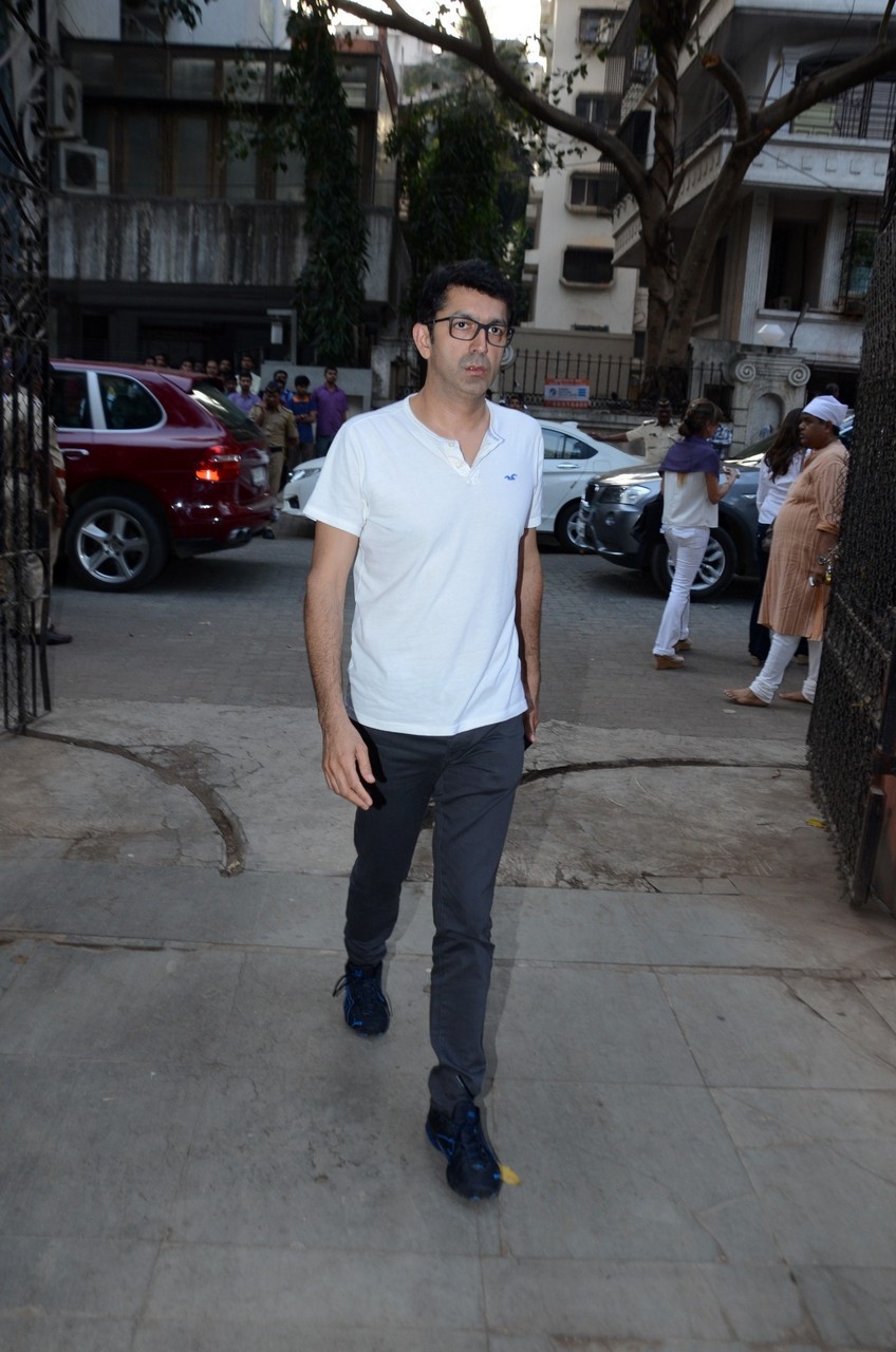 Madhur Bhandarkar Mother Condolence Meet - 33 / 85 photos