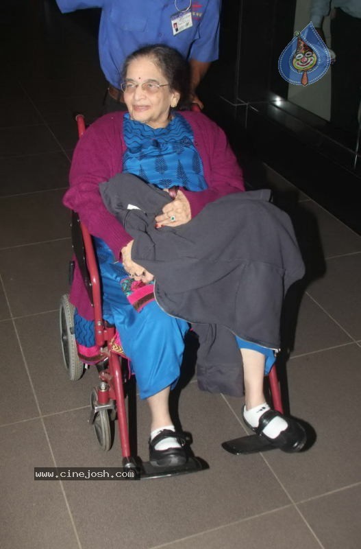 Madhuri Dixit Arrives in India - 12 / 20 photos