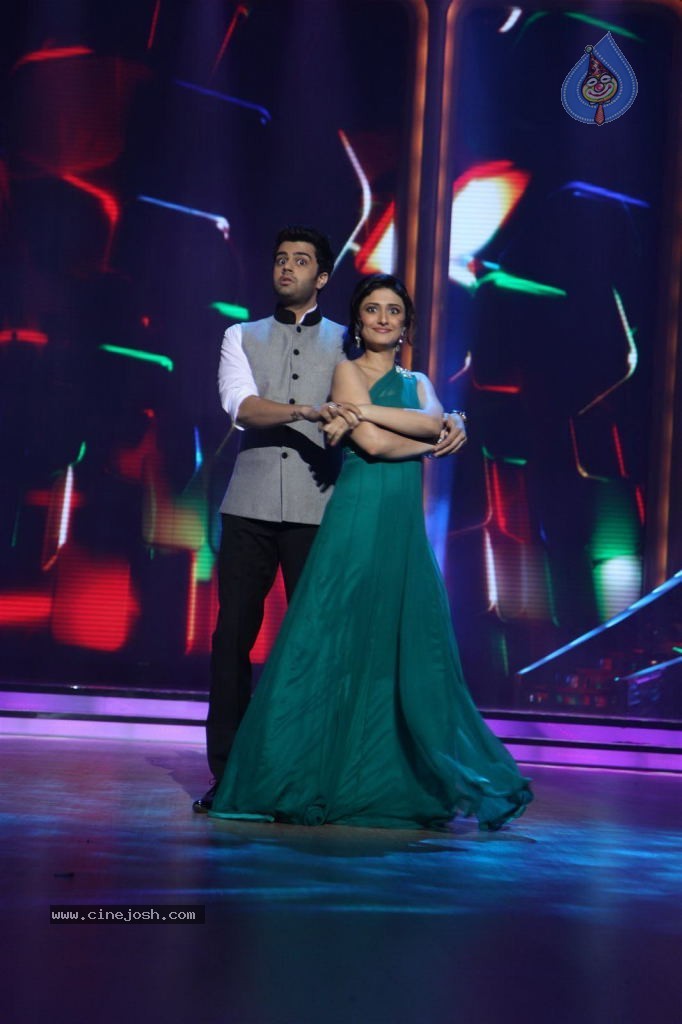 Madhuri Dixit at Jhalak Dikhla Jaa Season 5 - 3 / 34 photos